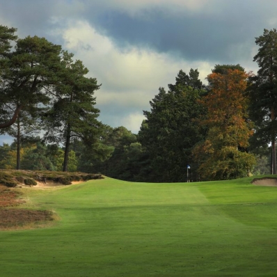 The approach to the 14th at The Berkshire Golf Club Blue.