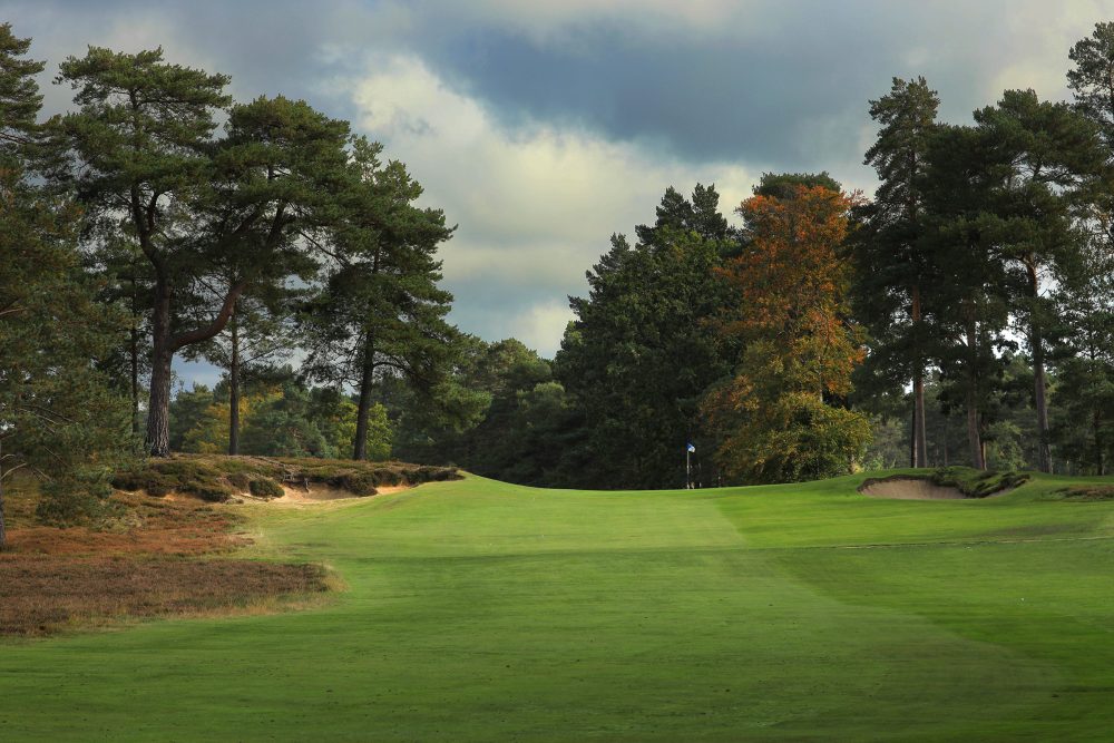 The approach to the 14th at The Berkshire Golf Club Blue.