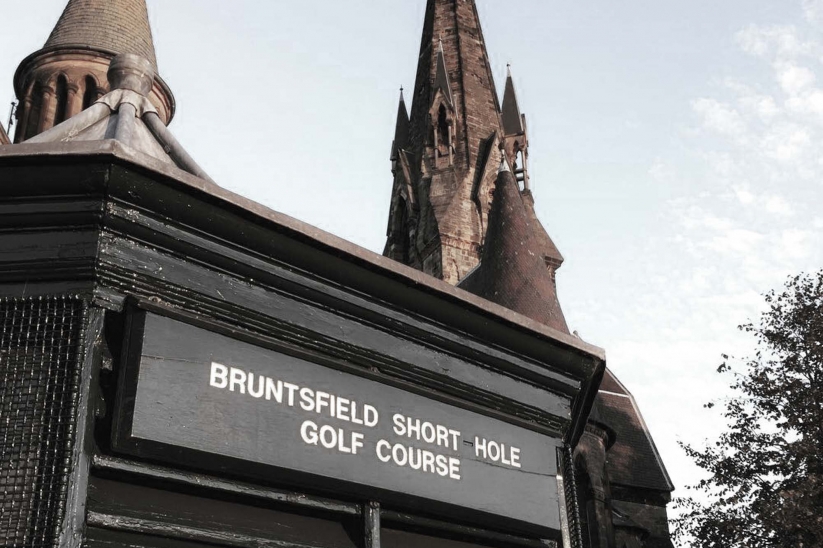 The starters hut at Bruntsfield Links Short Hole Golf Club.